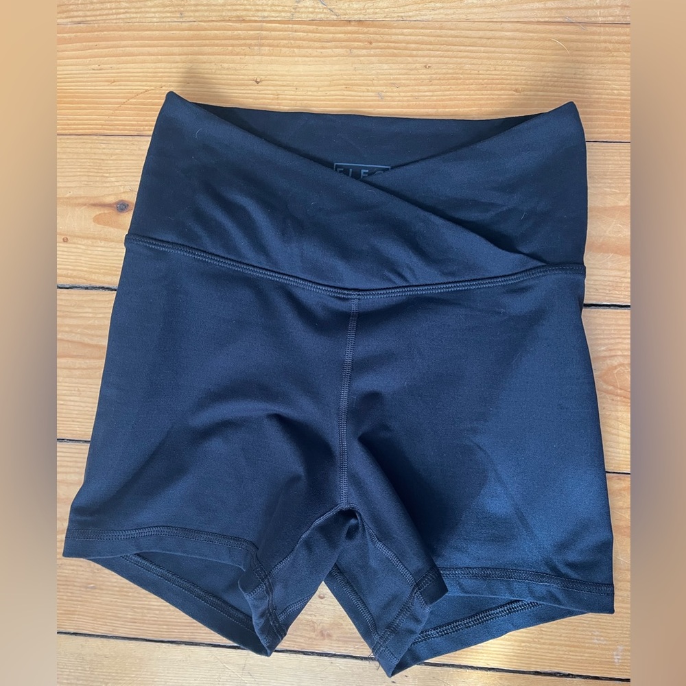 FLEO crossover waist black shorts, small